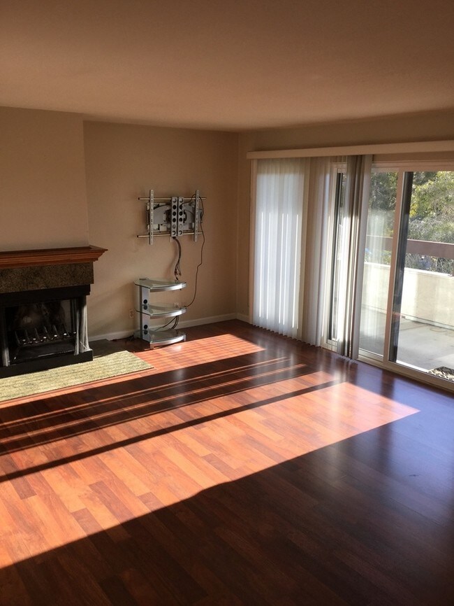 Foto del edificio - 2 bedroom 2 bath Condo in downtown Hayward