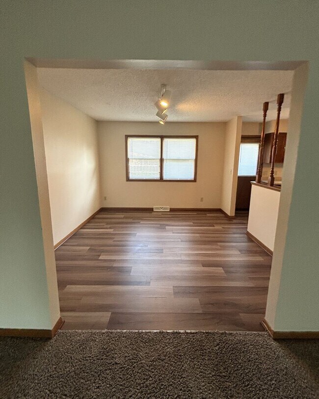 Foto del edificio - 3 Bed/ 1.5 bath Duplex for rent in desirable Waterloo location!