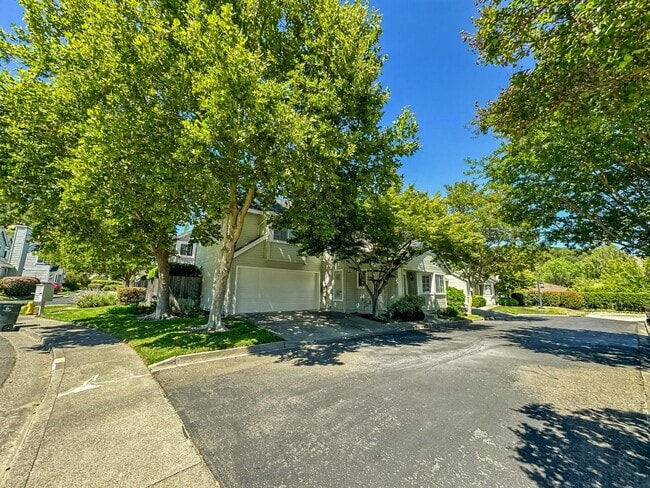 Building Photo - Elegant & Spacious 3BD Home | Pool Access,...