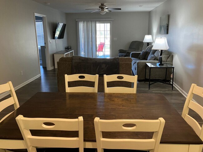 Foto del edificio - This is a 2 Bedroom, 2 Bathroom Completely...
