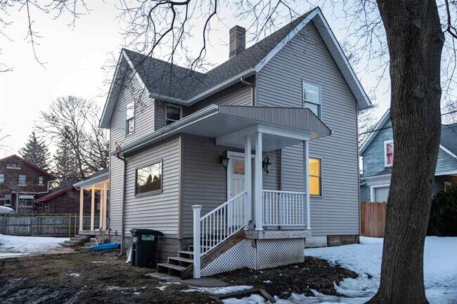 Building Photo - 133 S Chicago Ave