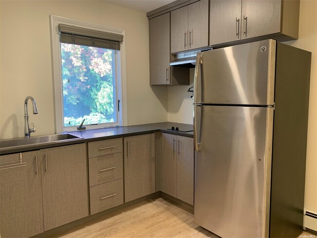 Foto del edificio - 328 Glen Cove Rd