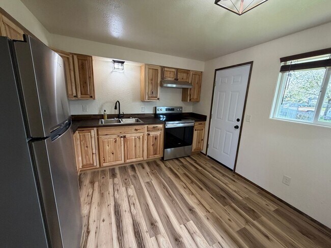 Foto del edificio - 2 Bedroom 1 bath tri-plex