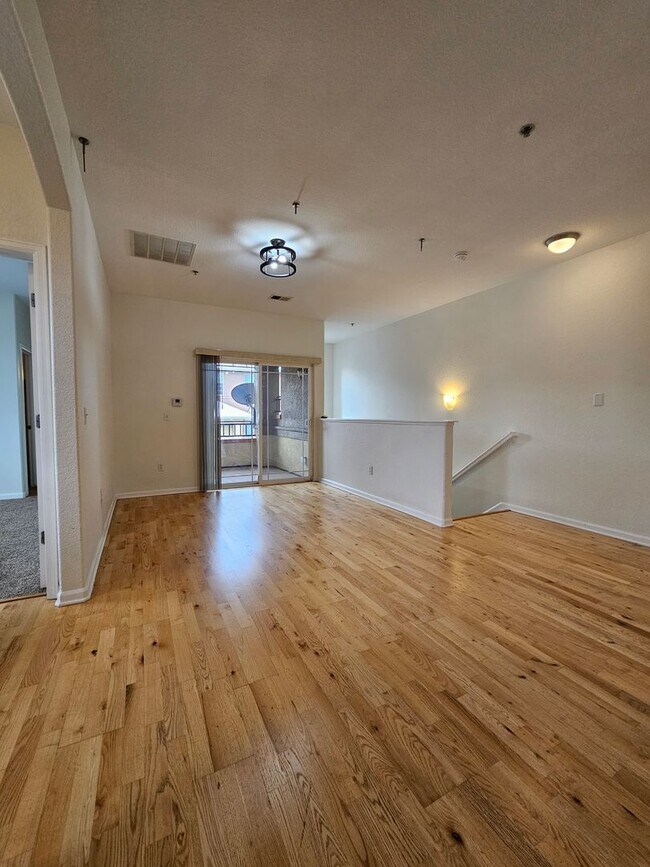 Foto del edificio - Spacious Second Floor Condo