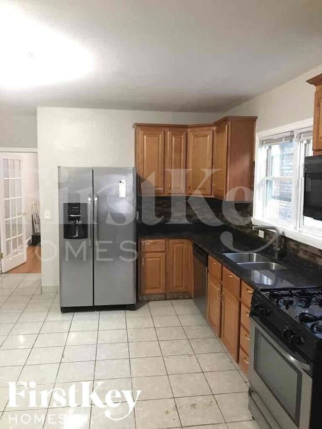 Building Photo - 2922 N Merrimac Ave