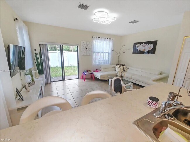 Building Photo - 3 br, 2.5 bath House - 3300 W 92nd Pl # 3300