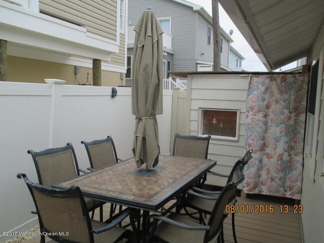 Building Photo - 27 S Beach Dr