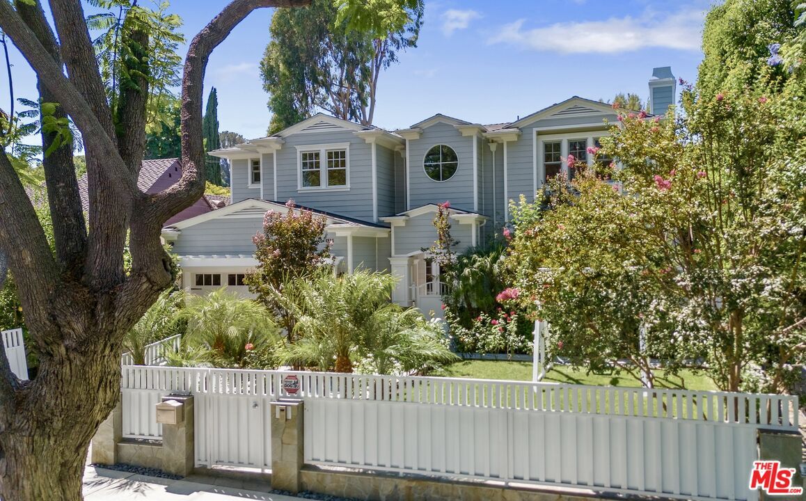 Foto principal - 4135 Dixie Canyon Ave