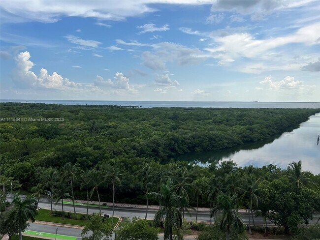 Foto del edificio - 1121 Crandon Blvd