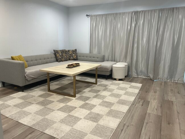 Foto del edificio - 429 E Providencia Ave