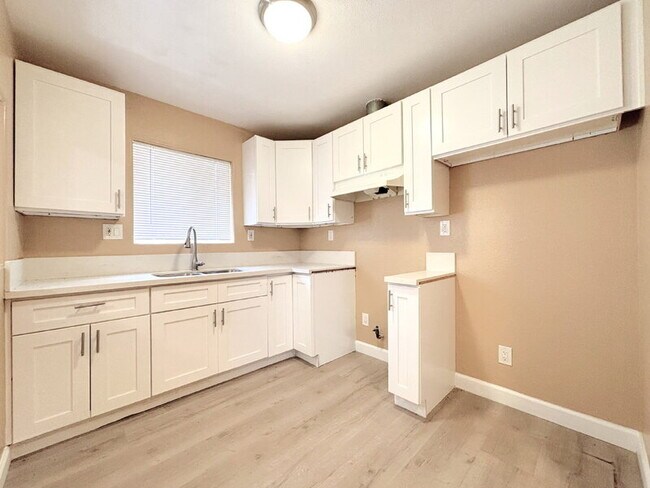 Foto del edificio - 1385 E Vernon Ave