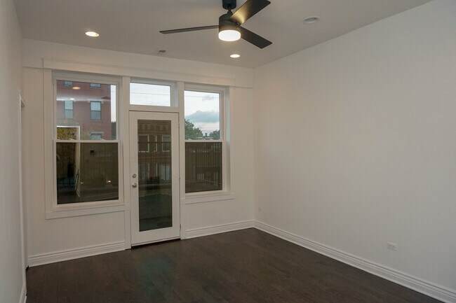 Foto del edificio - 3245 W Division St