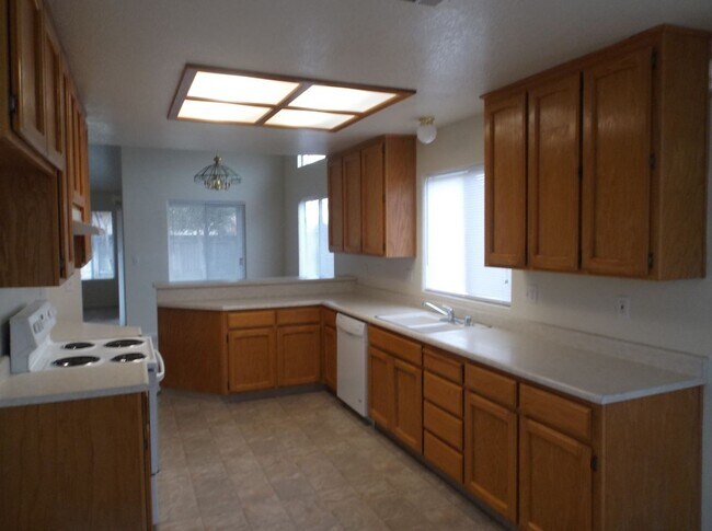 Foto del edificio - Spacious 3-Bedroom Rental Near Schools & Shopping