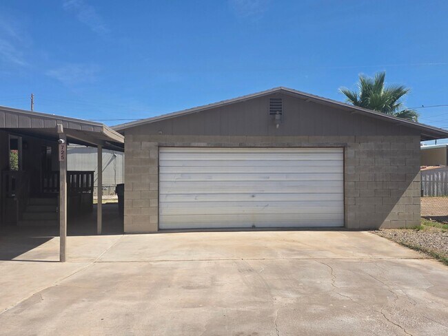 Foto del edificio - Fully Remodeled 2 bed/2 bath on 2 lots and Huge detached Garage!