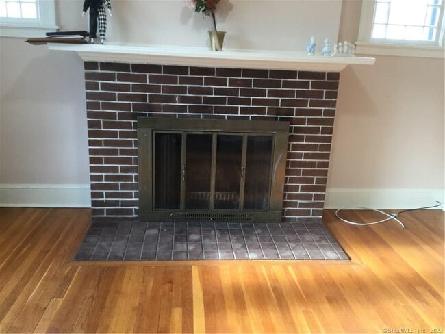 Building Photo - 42 Quaker Ln S