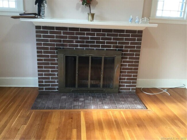 Foto del edificio - 42 Quaker Ln S