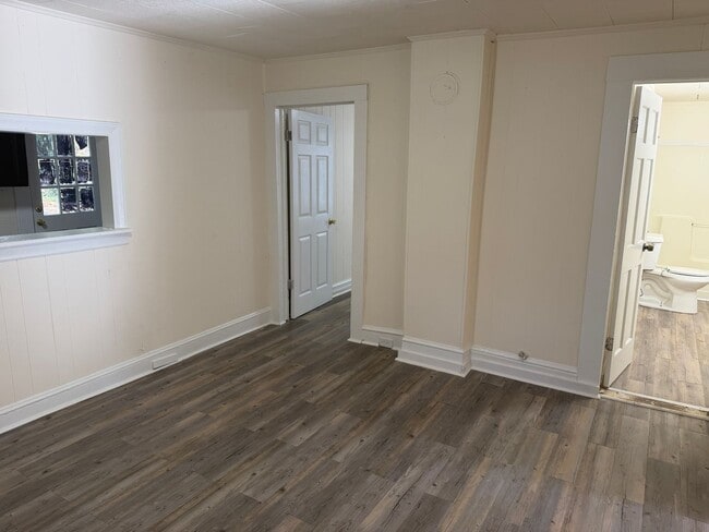 Building Photo - Adorable Two Bedroom Home!