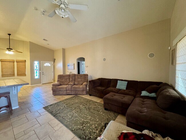 Foto del edificio - Don't miss this beutiful home with a  pool and mountain views