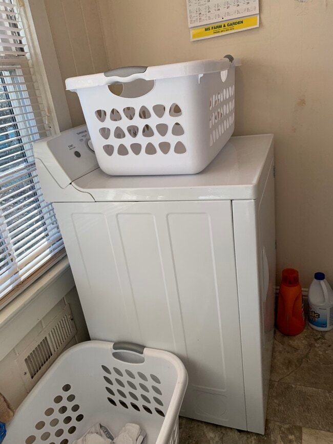 Building Photo - 214 S George St