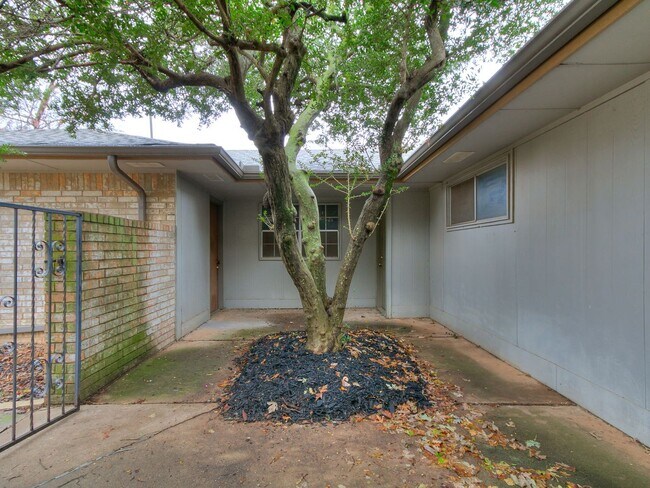 Photo - Charming Duplex! House