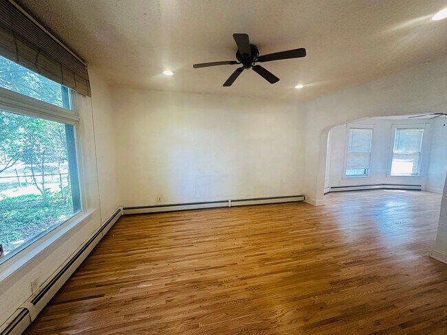 Building Photo - Charming 3 Bedroom Single Family Home Avai...