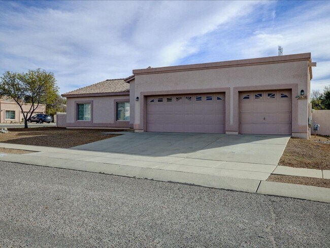 Foto del edificio - Spacious 3-Bedroom Home with 3-Car Garage & Large Backyard