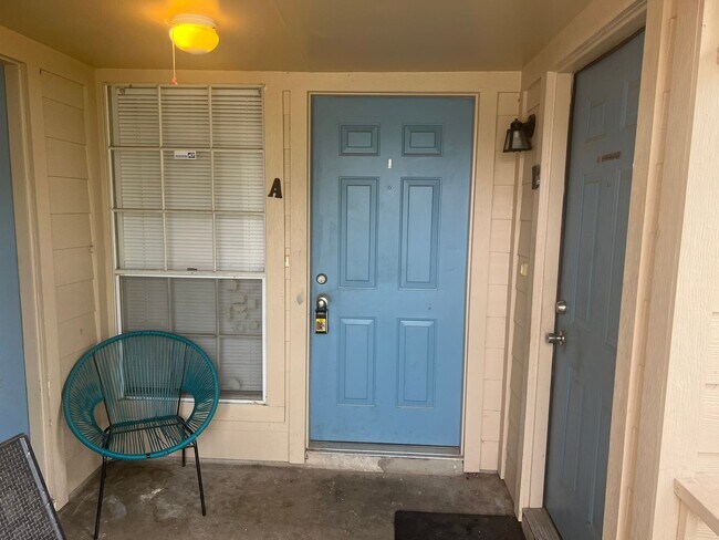 Foto del edificio - 1911 Gracy Farms Ln