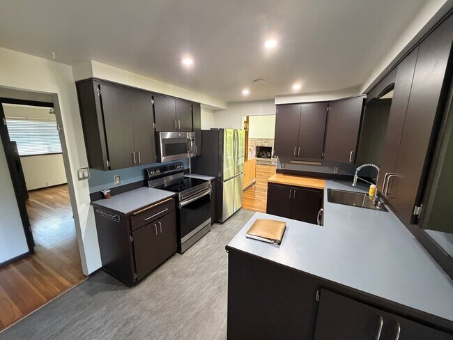 Foto del edificio - Top Floor Unit in Tastefully Updated Home!