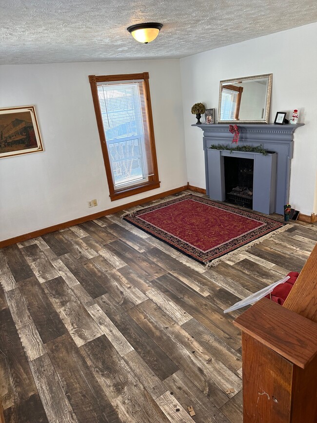 Living Room with electric fireplace - 510 Sherry St