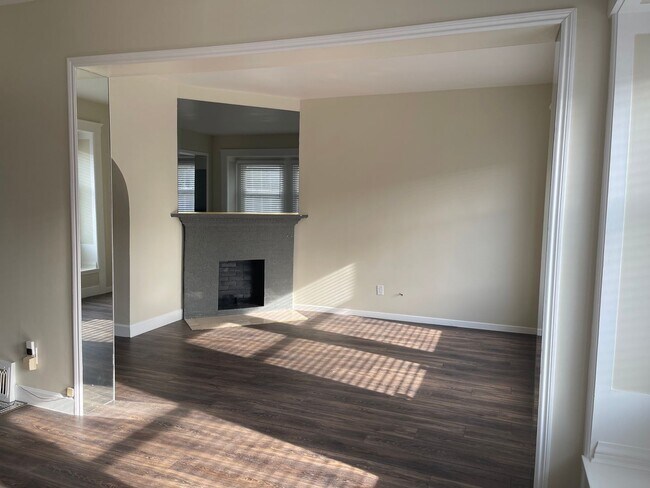 Foto del edificio - Spacious 6 Bedroom House in the Heart of L...