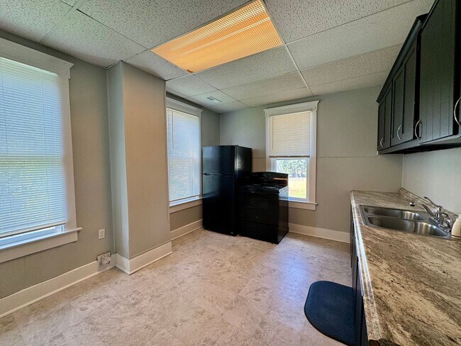 Foto del edificio - Spacious 2-bedroom, 1 bath apartment
