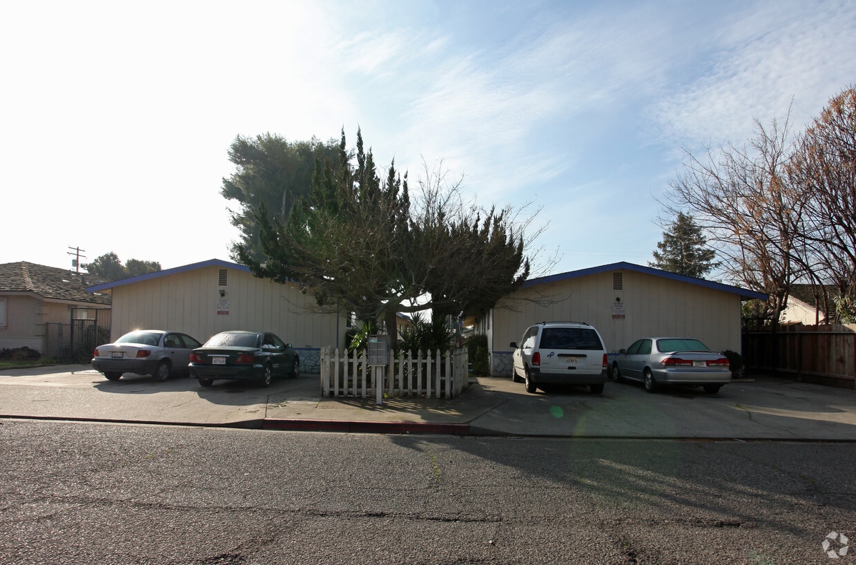 Building Photo - 260 Wayside Dr