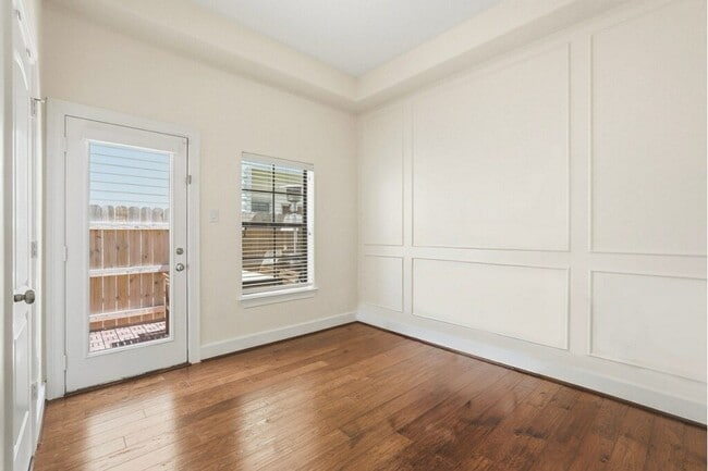 Building Photo - 836 Garden Oaks Terrace