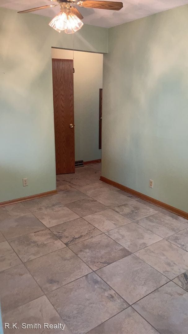 Building Photo - 2 br, 1.5 bath House - 2100 Holiday Drive