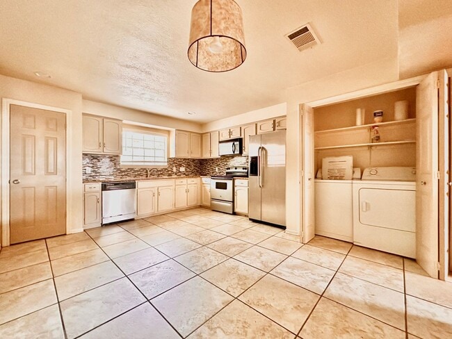 Building Photo - 2106 Kipling Dr