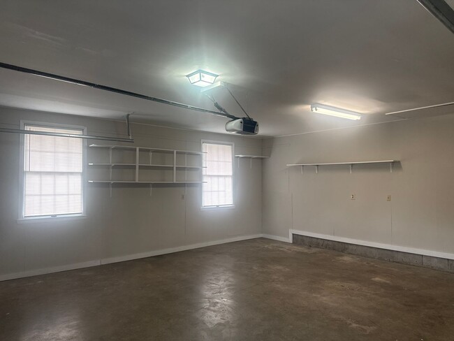 Building Photo - Large Family Home!!