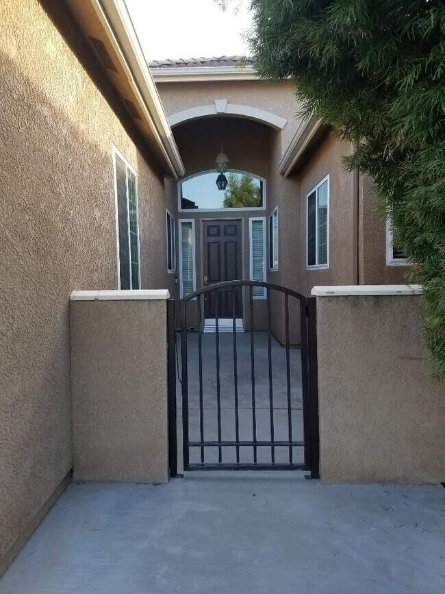 Foto del edificio - 5697 W Birch Ave