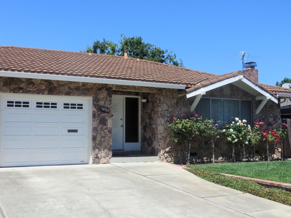 Primary Photo - Bright and spacious 3BR/2BA Duplex