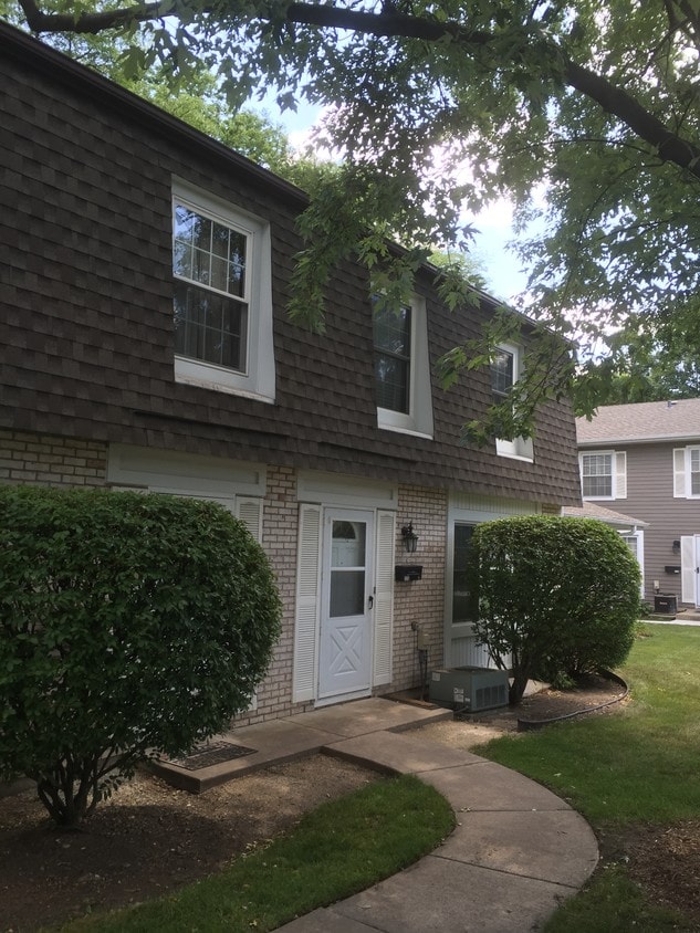 1312 Woodcutter Ln, Wheaton, IL 60189 Condo for Rent in Wheaton, IL