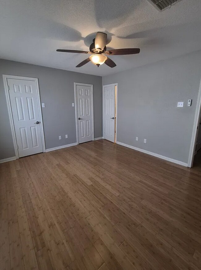 Foto del edificio - 3 bed 3 bath one block away from Baylor