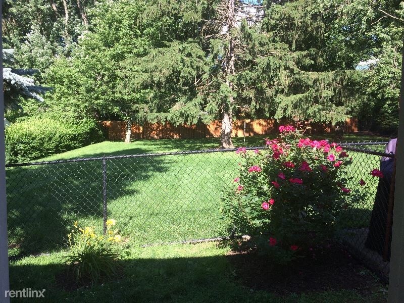 Foto del edificio - 3 br, 1 bath Apartment - 6 Clover Ln.