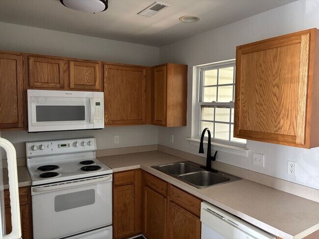 Building Photo - 122 Hornby Cir
