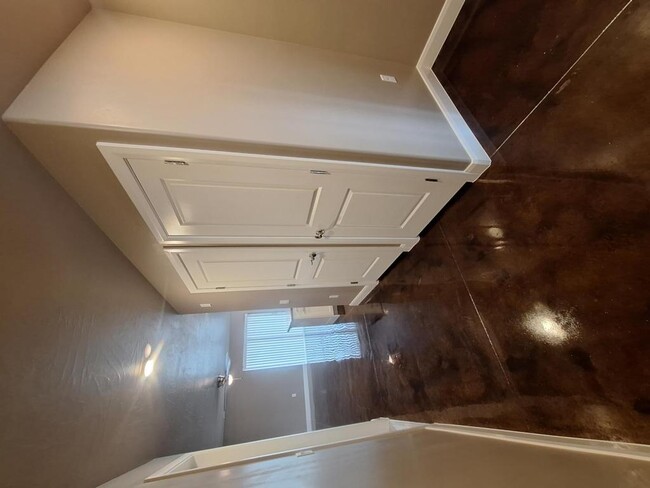 Building Photo - 83 Brown St