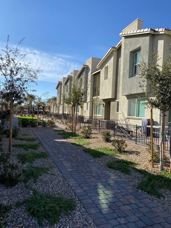 Building Photo - Americana Property Mgmt - 3bed Townhouse built in 2022 in the NW