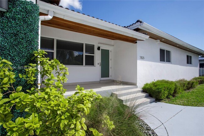 Building Photo - 7825 SW 72nd Ave