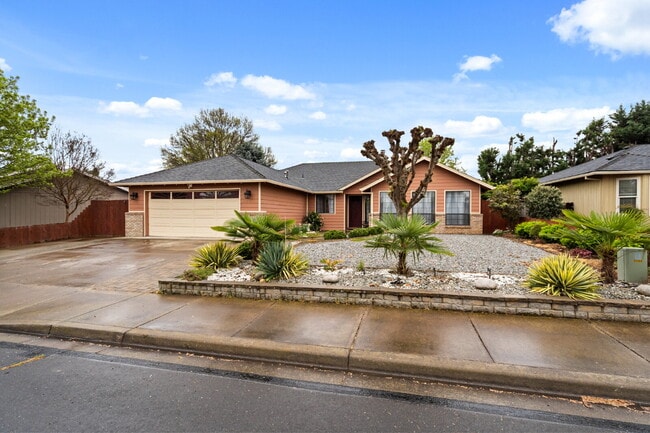 Building Photo - 2360 Temple Dr