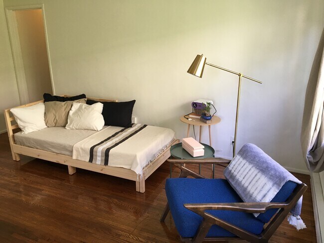 Foto del edificio - 2611 Jeffries Ave