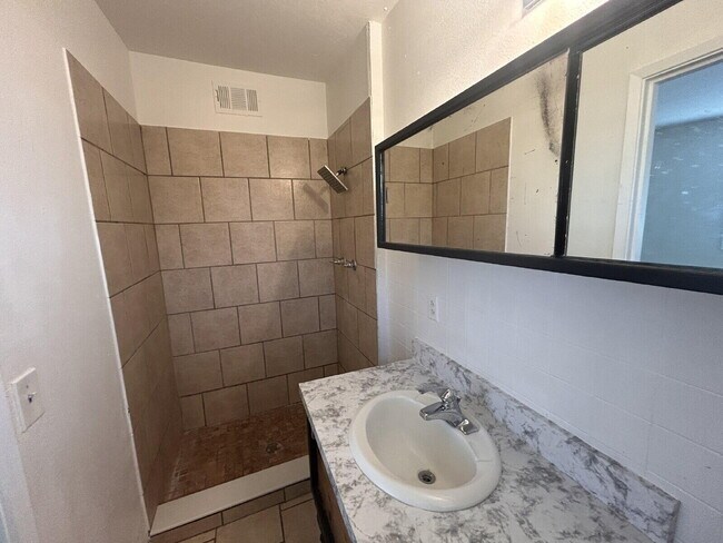 Foto del edificio - 2742 68th St