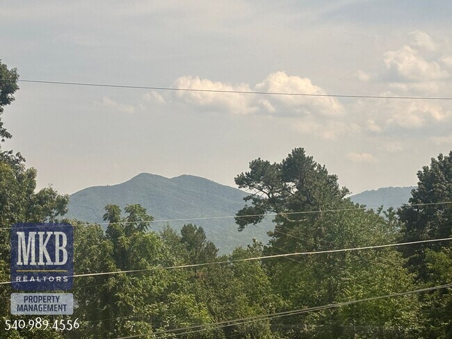 Foto del edificio - 811 Montvue Rd