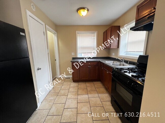 Building Photo - ***DETACHED HOME / 2BDRM - 1 BTH / CENTRAL...